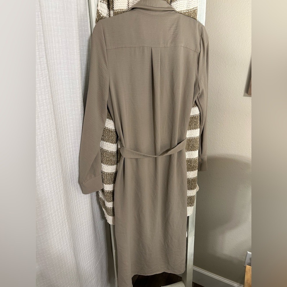 DKNY shirt dress with belt. Size 6. - Picture 7 of 11